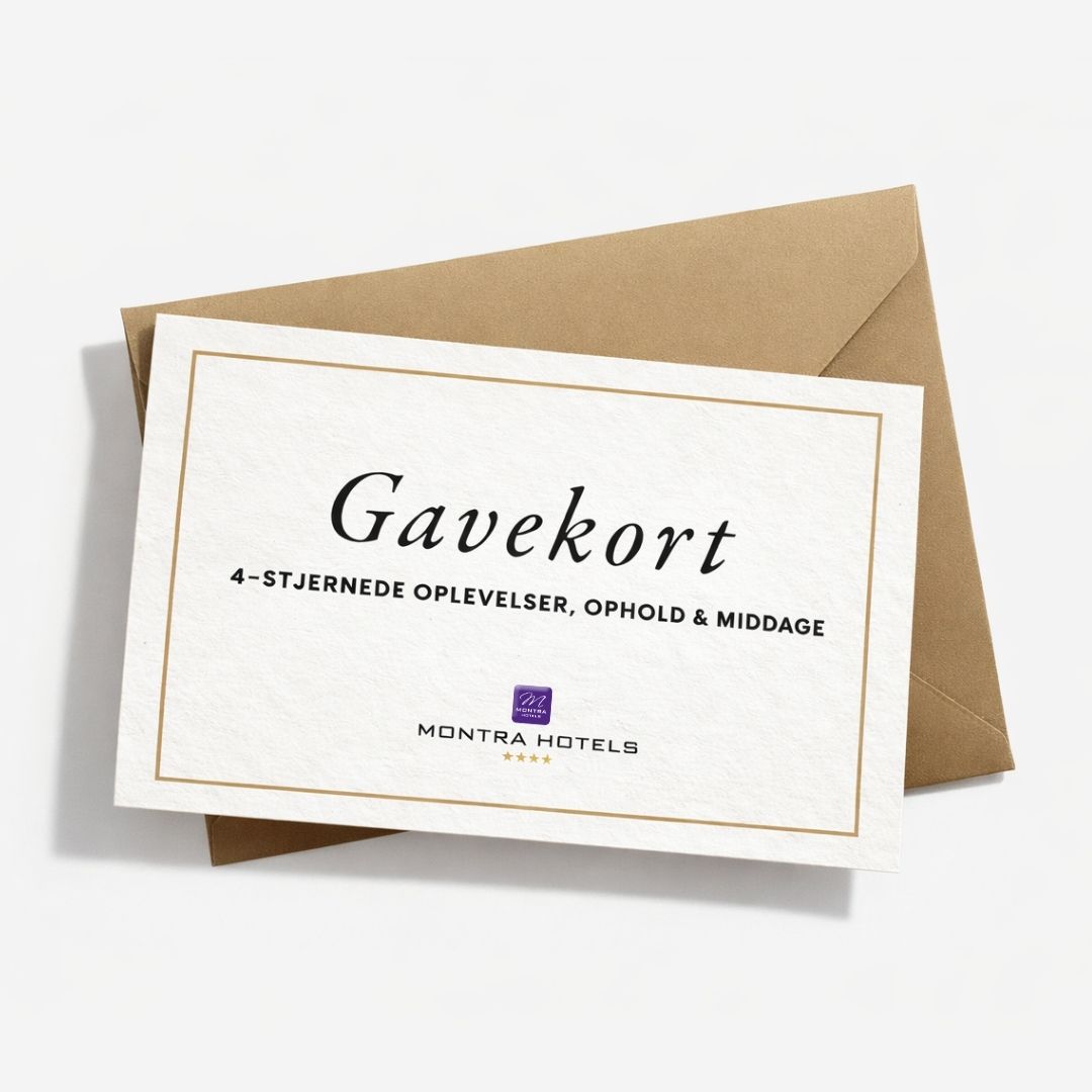 Gavekort fra Montra Hotels med teksten “4-stjernede oplevelser, ophold & middage” placeret foran brun kuvert på lys baggrund.